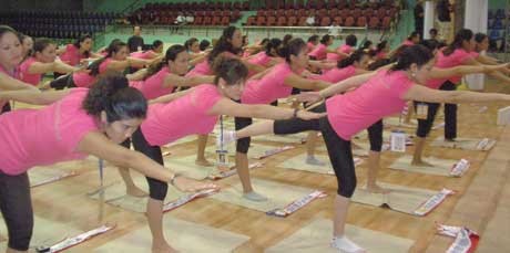 Tiến sỹ Đoàn Thị Kim Hồng giới thiệu sư cô Hương Nhũ với các thí sinh trước thời pháp thoại Pháp thoại của sư cô Hương Nhũ tối ngày 19/9 tại cung trình diễn Nhà thi đấu đa năng Vũng Tàu Chú tâm lắng nghe pháp thoại Hướng dẫn cách thức thực tập Thiền và Yoga tối ngày 19/9 Tiến sỹ Đoàn Thị Kim Hồng, đại diện Ban tổ chức cảm tạ sư cô Hương Nhũ Thí sinh trao đổi với sư cô Hương Nhũ sau thời pháp thoại tối 19/9 Hoan hỷ vây quanh sư cô Hương Nhũ trò chuyện