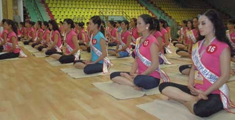 Tiến sỹ Đoàn Thị Kim Hồng giới thiệu sư cô Hương Nhũ với các thí sinh trước thời pháp thoại Pháp thoại của sư cô Hương Nhũ tối ngày 19/9 tại cung trình diễn Nhà thi đấu đa năng Vũng Tàu Chú tâm lắng nghe pháp thoại Hướng dẫn cách thức thực tập Thiền và Yoga tối ngày 19/9 Tiến sỹ Đoàn Thị Kim Hồng, đại diện Ban tổ chức cảm tạ sư cô Hương Nhũ Thí sinh trao đổi với sư cô Hương Nhũ sau thời pháp thoại tối 19/9 Hoan hỷ vây quanh sư cô Hương Nhũ trò chuyện