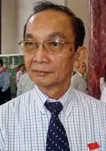 Bác sĩ Trần Đông A: “Vấn đề của mỗi con người là đóng góp điều gì cho xã hội. Dù không được đào tạo cơ bản về phẫu nhi, nhưng với tinh thần tự học và tự tìm tòi, ông đã trở thành chuyên gia hàng đầu về phẫu nhi, góp phần rất lớn vào sự phát triển của ngành ngoại nhi Việt Nam” Bác sĩ Đỗ Hồng Ngọc: “Còn nhớ những năm 1984 – 1986 khi tôi triển khai chương trình Săn sóc sức khoẻ ban đầu cho trẻ em (Primary Child Care) tại phường 13, quận 6. Không bị gò bó khu trú vào chuyên khoa sâu và hẹp của mình, anh là người tích cực ủng hộ, động viên tôi vì anh hiểu rằng đây mới chính là con đường đúng đắn để mang lại sức khoẻ cho trẻ em một cách căn cơ, không bị lệ thuộc vào bệnh viện, vào thầy vào thuốc” Bác sĩ Trần Đông A: “Vấn đề của mỗi con người là đóng góp điều gì cho xã hội. Dù không được đào tạo cơ bản về phẫu nhi, nhưng với tinh thần tự học và tự tìm tòi, ông đã trở thành chuyên gia hàng đầu về phẫu nhi, góp phần rất lớn vào sự phát triển của ngành ngoại nhi Việt Nam” Bác sĩ Đỗ Hồng Ngọc: “Còn nhớ những năm 1984 – 1986 khi tôi triển khai chương trình Săn sóc sức khoẻ ban đầu cho trẻ em (Primary Child Care) tại phường 13, quận 6. Không bị gò bó khu trú vào chuyên khoa sâu và hẹp của mình, anh là người tích cực ủng hộ, động viên tôi vì anh hiểu rằng đây mới chính là con đường đúng đắn để mang lại sức khoẻ cho trẻ em một cách căn cơ, không bị lệ thuộc vào bệnh viện, vào thầy vào thuốc”