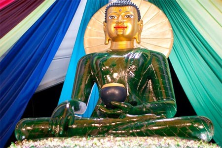 Vào năm 2000, tại Canada, người ta đã tìm thấy một khối ngọc thạch lớn chưa từng thấy từ trước cho đến nay. Khối ngọc nặng khoảng 18 tấn, hoàn toàn không tì vết, được gọi tên là “Polar Pride”, có nghĩa là "niềm Kiêu Hãnh của Bắc Cực". Các nhà nghiên cứu cho biết, đây là loại ngọc quý, có màu sáng bóng, cứng chắc hơn bất cứ loại ngọc thạch Nephrite nào khác, nên thường được dùng làm nữ trang. Pho tượng ngọc, cao 3,5 m kể cả pháp tòa và đài sen nặng 5 tấn. Vào năm 2000, tại Canada, người ta đã tìm thấy một khối ngọc thạch lớn chưa từng thấy từ trước cho đến nay. Khối ngọc nặng khoảng 18 tấn, hoàn toàn không tì vết, được gọi tên là “Polar Pride”, có nghĩa là "niềm Kiêu Hãnh của Bắc Cực". Các nhà nghiên cứu cho biết, đây là loại ngọc quý, có màu sáng bóng, cứng chắc hơn bất cứ loại ngọc thạch Nephrite nào khác, nên thường được dùng làm nữ trang. Pho tượng ngọc, cao 3,5 m kể cả pháp tòa và đài sen nặng 5 tấn.