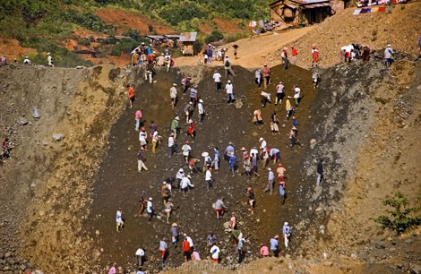 Cảnh khai thác đá quý ở Myanmar. Cảnh khai thác đá quý ở Myanmar.