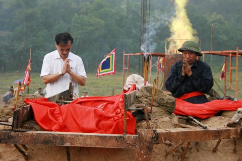 Từ sáng sớm, hàng nghìn người đã đổ về khu đúc tượng cạnh Học viện Phật giáo VN (Sóc Sơn, Hà Nội). Theo lịch âm, hôm nay là ngày "trùng cửu", ngày có ý nghĩa thiêng liêng đặc biệt, rất thích hợp để tiến hành đúc tượng Thánh Gióng - Đức Thánh Phù Đổng Thiên vương. Một mô hình thu nhỏ đặt cạnh khu đúc tượng để phật tử làm lễ, chiêm bái. Khi hoàn thành, tượng cao gần 11 m, độ vươn chéo lên trời khoảng 16 m. Rất nhiều người góp trang sức bằng kim loại quý để hòa cùng dòng đồng nóng chảy lúc đổ vào khuôn. Tại khu đất được cách ly cạnh đó, hai chiếc khuôn của phần đầu ngựa và thân trên Thánh Gióng đang gấp rút được hoàn tất những khâu cuối cùng. Đây là 2 thớt đầu tiên được đúc của tượng đài. Một số chi tiết khác của tượng đài cũng được làm trong mẻ đầu tiên. Hàng trăm thanh đồng đỏ nguyên chất được nung chảy trong lò ga hơn 1.000 độ C. Theo các nghệ nhân, thời gian từ lúc nấu đến lúc đổ đồng mất hơn 2 giờ. Người nghệ nhân cẩn thận trát kín mạch và tạo miệng khuôn để đổ đồng nóng chảy vào. Sau 2 giờ nung, mẻ đồng nóng chảy đổ ra... ...trong khi các nghệ nhân kính cẩn thắp hương mong mọi việc suôn sẻ. Bên ngoài hàng rào, hàng nghìn người chen lấn mong được vào chiêm ngưỡng cận cảnh. Tới dự buổi lễ sáng nay có nguyên Tổng bí thư Đỗ Mười, cùng nhiều vị lãnh đạo. Ngay trước thời khắc 9h9, hòa thượng Thích Thanh Tứ, Phó chủ tịch Trung ương hội Phật giáo VN(người đeo tràng hạt) cùng nhiều quan chức tiến vào khu đúc tượng. Hàng trăm món đồ kim loại quý được thả vào khuôn... ... trước khi dòng đồng đỏ nóng chảy được rót. Theo các nghệ nhân, công đoạn khó nhất của quá trình đúc tượng là khâu làm khuôn: mất 2 tháng. Khuôn phải làm sao để toát lên được thần thái của Thánh Gióng và toàn bộ hoa văn, họa tiết tinh xảo của tượng với đúng tỉ lệ 1:1. Sau khi đổ đầy đồng vào khuôn, cần tới 4 ngày để làm nguội tự nhiên rồi mới phá khuôn.