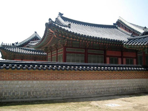 Biểu tượng hòa bình trước dinh Tổng thống. Hoa anh đào vẫn còn nở dù mùa hè đã sang. Bảo tàng dân gian Hàn Quốc. Cung điện Hoàng gia. Cổng vào cung điện. Các hàng cột tại hành lang nối các cung điện. Nội điện, nơi vua ngự triều. Những góc yên tĩnh của cung điện. Hoa tulip được trồng ở nhiều nơi.