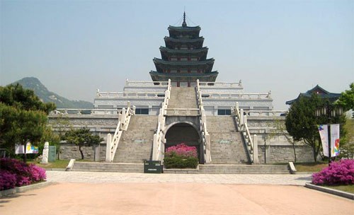 Biểu tượng hòa bình trước dinh Tổng thống. Hoa anh đào vẫn còn nở dù mùa hè đã sang. Bảo tàng dân gian Hàn Quốc. Cung điện Hoàng gia. Cổng vào cung điện. Các hàng cột tại hành lang nối các cung điện. Nội điện, nơi vua ngự triều. Những góc yên tĩnh của cung điện. Hoa tulip được trồng ở nhiều nơi.