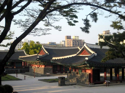 Biểu tượng hòa bình trước dinh Tổng thống. Hoa anh đào vẫn còn nở dù mùa hè đã sang. Bảo tàng dân gian Hàn Quốc. Cung điện Hoàng gia. Cổng vào cung điện. Các hàng cột tại hành lang nối các cung điện. Nội điện, nơi vua ngự triều. Những góc yên tĩnh của cung điện. Hoa tulip được trồng ở nhiều nơi.