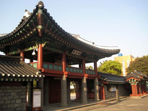 Biểu tượng hòa bình trước dinh Tổng thống. Hoa anh đào vẫn còn nở dù mùa hè đã sang. Bảo tàng dân gian Hàn Quốc. Cung điện Hoàng gia. Cổng vào cung điện. Các hàng cột tại hành lang nối các cung điện. Nội điện, nơi vua ngự triều. Những góc yên tĩnh của cung điện. Hoa tulip được trồng ở nhiều nơi.