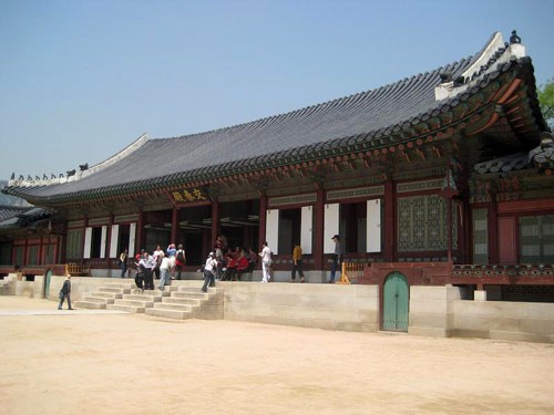 Biểu tượng hòa bình trước dinh Tổng thống. Hoa anh đào vẫn còn nở dù mùa hè đã sang. Bảo tàng dân gian Hàn Quốc. Cung điện Hoàng gia. Cổng vào cung điện. Các hàng cột tại hành lang nối các cung điện. Nội điện, nơi vua ngự triều. Những góc yên tĩnh của cung điện. Hoa tulip được trồng ở nhiều nơi.