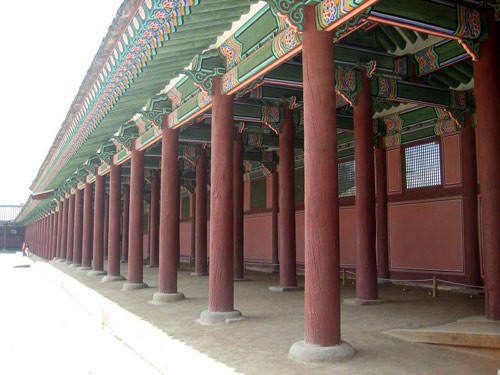 Biểu tượng hòa bình trước dinh Tổng thống. Hoa anh đào vẫn còn nở dù mùa hè đã sang. Bảo tàng dân gian Hàn Quốc. Cung điện Hoàng gia. Cổng vào cung điện. Các hàng cột tại hành lang nối các cung điện. Nội điện, nơi vua ngự triều. Những góc yên tĩnh của cung điện. Hoa tulip được trồng ở nhiều nơi.