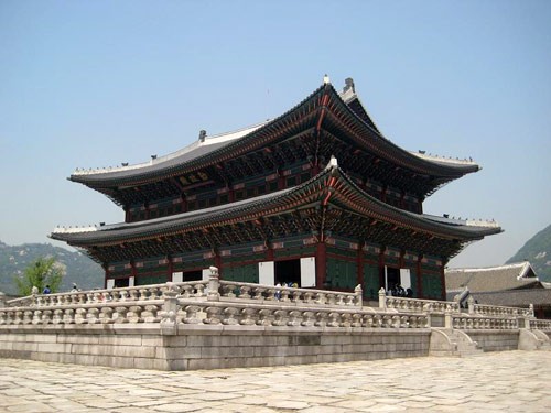 Biểu tượng hòa bình trước dinh Tổng thống. Hoa anh đào vẫn còn nở dù mùa hè đã sang. Bảo tàng dân gian Hàn Quốc. Cung điện Hoàng gia. Cổng vào cung điện. Các hàng cột tại hành lang nối các cung điện. Nội điện, nơi vua ngự triều. Những góc yên tĩnh của cung điện. Hoa tulip được trồng ở nhiều nơi.