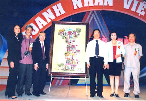 Tác phẩm Ba miền của nghệ nhân Đào Trọng Cường có chữ ký của Đại tướng Võ Nguyên Giáp được bán với giá 1,830 tỉ đồng trong một cuộc đấu giá. Toàn bộ số tiền ủng hộ Quỹ Vì người nghèo. Tác phẩm Ba miền của nghệ nhân Đào Trọng Cường có chữ ký của Đại tướng Võ Nguyên Giáp được bán với giá 1,830 tỉ đồng trong một cuộc đấu giá. Toàn bộ số tiền ủng hộ Quỹ Vì người nghèo.