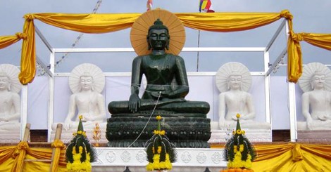 Tượng Phật Ngọc kỷ lục nặng 3,9 tấn. Đại gia người Trung Quốc này đã mua khối ngọc với ý định bán kiếm lời, nhưng gặp đúng thời điểm kinh tế thế giới suy thoái, nên suốt 3 năm trời chưa bán được cho ai. Nếu xẻ khối ngọc trị giá gần 60 tỉ đồng này làm trang sức không những khó có lãi, mà có thể còn trắng tay. "Khi tận mắt khối ngọc bích khổng lồ này, tôi chợt nảy ra ý nghĩ, ta nên làm một ngôi chùa bằng ngọc rồi đặt pho tượng Phật Ngọc vào đó. Tôi tin rằng, ngôi chùa và pho tượng ngọc sẽ không những quảng bá được nghề ngọc mà còn quảng bá được cả thương hiệu đất nước mình ra thế giới". Nguyên Phó Thủ tướng Vũ Khoan. Người sở hữu khối ngọc này đã không dám "đánh bạc", nên vẫn để khối ngọc nguyên vẹn như vậy. Mục đích sở hữu khối ngọc này của ông Cường không phải để làm trang sức, mà để tạc tượng, nên ông mới dám chi ra số tiền rất lớn để mua. Sau tổng cộng 16 lần đi về thương thuyết, trả giá, ông Cường đã mua được khối ngọc của đại gia người Trung Quốc. Số tiền ông Cường bỏ ra mua khối ngọc là bao nhiêu, thì chỉ có ông Cường và đại gia bán ngọc người Trung Quốc kia biết rõ. Tượng Phật Ngọc kỷ lục nặng 3,9 tấn. Đại gia người Trung Quốc này đã mua khối ngọc với ý định bán kiếm lời, nhưng gặp đúng thời điểm kinh tế thế giới suy thoái, nên suốt 3 năm trời chưa bán được cho ai. Nếu xẻ khối ngọc trị giá gần 60 tỉ đồng này làm trang sức không những khó có lãi, mà có thể còn trắng tay. "Khi tận mắt khối ngọc bích khổng lồ này, tôi chợt nảy ra ý nghĩ, ta nên làm một ngôi chùa bằng ngọc rồi đặt pho tượng Phật Ngọc vào đó. Tôi tin rằng, ngôi chùa và pho tượng ngọc sẽ không những quảng bá được nghề ngọc mà còn quảng bá được cả thương hiệu đất nước mình ra thế giới". Nguyên Phó Thủ tướng Vũ Khoan. Người sở hữu khối ngọc này đã không dám "đánh bạc", nên vẫn để khối ngọc nguyên vẹn như vậy. Mục đích sở hữu khối ngọc này của ông Cường không phải để làm trang sức, mà để tạc tượng, nên ông mới dám chi ra số tiền rất lớn để mua. Sau tổng cộng 16 lần đi về thương thuyết, trả giá, ông Cường đã mua được khối ngọc của đại gia người Trung Quốc. Số tiền ông Cường bỏ ra mua khối ngọc là bao nhiêu, thì chỉ có ông Cường và đại gia bán ngọc người Trung Quốc kia biết rõ.