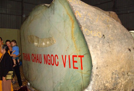 Bản thân khối ngọc này nặng 55 tấn, nhưng do không cẩu được, nên đã bị cắt làm đôi. Bản thân khối ngọc này nặng 55 tấn, nhưng do không cẩu được, nên đã bị cắt làm đôi.