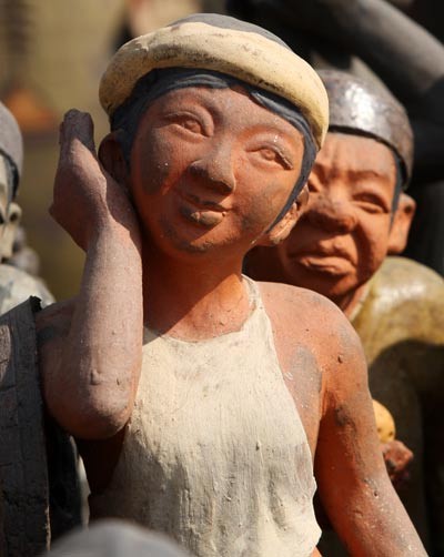 Cười duyên. Nụ cười của chú Tễu. Gặp nhau và cười. Hiền từ nụ cười của 1 trong 3 ông Tam Đa. Nét hiền hậu ẩn sau nụ cười của lão nông. Phút sô lô nụ cười của Gốm. Nụ cười của Gốm trong nắng sớm. "Thảnh thơi" bên chén trà. E ấp bên lá sen. Nụ cười của Gốm. Người mẫu Gốm. Làm dáng. Cười duyên. Nụ cười của chú Tễu. Gặp nhau và cười. Hiền từ nụ cười của 1 trong 3 ông Tam Đa. Nét hiền hậu ẩn sau nụ cười của lão nông. Phút sô lô nụ cười của Gốm. Nụ cười của Gốm trong nắng sớm. "Thảnh thơi" bên chén trà. E ấp bên lá sen. Nụ cười của Gốm. Người mẫu Gốm. Làm dáng.