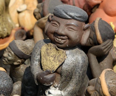 Cười duyên. Nụ cười của chú Tễu. Gặp nhau và cười. Hiền từ nụ cười của 1 trong 3 ông Tam Đa. Nét hiền hậu ẩn sau nụ cười của lão nông. Phút sô lô nụ cười của Gốm. Nụ cười của Gốm trong nắng sớm. "Thảnh thơi" bên chén trà. E ấp bên lá sen. Nụ cười của Gốm. Người mẫu Gốm. Làm dáng. Cười duyên. Nụ cười của chú Tễu. Gặp nhau và cười. Hiền từ nụ cười của 1 trong 3 ông Tam Đa. Nét hiền hậu ẩn sau nụ cười của lão nông. Phút sô lô nụ cười của Gốm. Nụ cười của Gốm trong nắng sớm. "Thảnh thơi" bên chén trà. E ấp bên lá sen. Nụ cười của Gốm. Người mẫu Gốm. Làm dáng.
