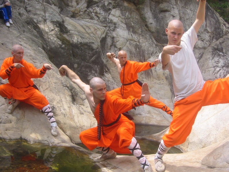 Một số võ sinh nước ngoài đến Trung Quốc theo học môn phái Thiếu Lâm. Một số võ sinh nước ngoài đến Trung Quốc theo học môn phái Thiếu Lâm.