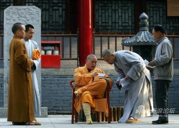 Phương trượng Thích Vĩnh Tín quyết công việc thường nhật trong chùa. Phương trượng Thích Vĩnh Tín quyết công việc thường nhật trong chùa.