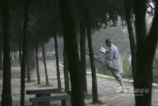 Sách – niềm đam mê và là “chỗ tiêu tiền” của hầu hết các võ tăng Thiếu Lâm Tự. Sách – niềm đam mê và là “chỗ tiêu tiền” của hầu hết các võ tăng Thiếu Lâm Tự.