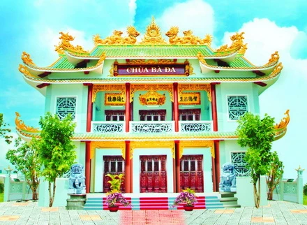 CHIẾC ĐÈN VÀ NẾN THẮP SÁNG TRONG GIỜ CẦU NGUYỆN TẠI CHÙA BÀ ĐA