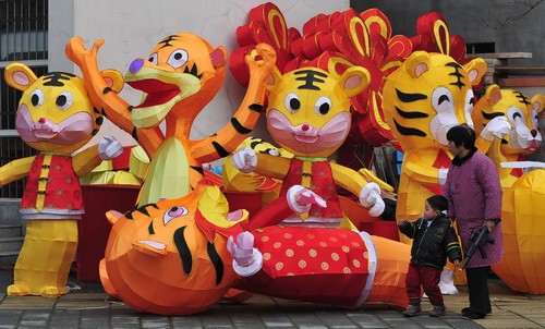 Người dân Đài Bắc (Đài Loan) mua sắm tết - Ảnh: Reuters Đường phố Tứ Xuyên tràn ngập hình ảnh hổ trang hoàng ngày tết Bắc Kinh chuẩn bị đón Tết Canh Dần - Ảnh: Reuters Khu trung tâm mua sắm ở Hong Kong tràn ngập sắc đỏ trong những ngày cận tết - Ảnh: Reuters Hoa kiều ở thủ đô Jakarta mua sắm tết - Ảnh: AP Ông Hổ được bày bán ở Kular Lumpur, Malaysia - Ảnh: Reuters Thành phố Nam Kinh, Giang Tô chuẩn bị vào xuân - Ảnh: THX Đường phố Hồ Bắc ngập tràn câu đối đỏ - Ảnh: Chinadaily Người dân Trung Quốc đang đổ về quê ăn tết ở ga Hợp Phì - Ảnh: AP Ông Hổ trên đường phố Thượng Hải - Ảnh: AP