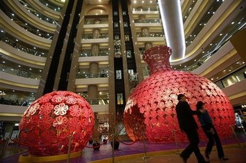 Người dân Đài Bắc (Đài Loan) mua sắm tết - Ảnh: Reuters Đường phố Tứ Xuyên tràn ngập hình ảnh hổ trang hoàng ngày tết Bắc Kinh chuẩn bị đón Tết Canh Dần - Ảnh: Reuters Khu trung tâm mua sắm ở Hong Kong tràn ngập sắc đỏ trong những ngày cận tết - Ảnh: Reuters Hoa kiều ở thủ đô Jakarta mua sắm tết - Ảnh: AP Ông Hổ được bày bán ở Kular Lumpur, Malaysia - Ảnh: Reuters Thành phố Nam Kinh, Giang Tô chuẩn bị vào xuân - Ảnh: THX Đường phố Hồ Bắc ngập tràn câu đối đỏ - Ảnh: Chinadaily Người dân Trung Quốc đang đổ về quê ăn tết ở ga Hợp Phì - Ảnh: AP Ông Hổ trên đường phố Thượng Hải - Ảnh: AP