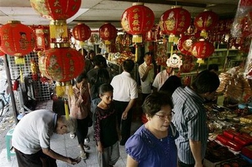 Người dân Đài Bắc (Đài Loan) mua sắm tết - Ảnh: Reuters Đường phố Tứ Xuyên tràn ngập hình ảnh hổ trang hoàng ngày tết Bắc Kinh chuẩn bị đón Tết Canh Dần - Ảnh: Reuters Khu trung tâm mua sắm ở Hong Kong tràn ngập sắc đỏ trong những ngày cận tết - Ảnh: Reuters Hoa kiều ở thủ đô Jakarta mua sắm tết - Ảnh: AP Ông Hổ được bày bán ở Kular Lumpur, Malaysia - Ảnh: Reuters Thành phố Nam Kinh, Giang Tô chuẩn bị vào xuân - Ảnh: THX Đường phố Hồ Bắc ngập tràn câu đối đỏ - Ảnh: Chinadaily Người dân Trung Quốc đang đổ về quê ăn tết ở ga Hợp Phì - Ảnh: AP Ông Hổ trên đường phố Thượng Hải - Ảnh: AP