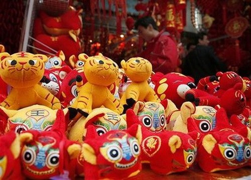 Người dân Đài Bắc (Đài Loan) mua sắm tết - Ảnh: Reuters Đường phố Tứ Xuyên tràn ngập hình ảnh hổ trang hoàng ngày tết Bắc Kinh chuẩn bị đón Tết Canh Dần - Ảnh: Reuters Khu trung tâm mua sắm ở Hong Kong tràn ngập sắc đỏ trong những ngày cận tết - Ảnh: Reuters Hoa kiều ở thủ đô Jakarta mua sắm tết - Ảnh: AP Ông Hổ được bày bán ở Kular Lumpur, Malaysia - Ảnh: Reuters Thành phố Nam Kinh, Giang Tô chuẩn bị vào xuân - Ảnh: THX Đường phố Hồ Bắc ngập tràn câu đối đỏ - Ảnh: Chinadaily Người dân Trung Quốc đang đổ về quê ăn tết ở ga Hợp Phì - Ảnh: AP Ông Hổ trên đường phố Thượng Hải - Ảnh: AP