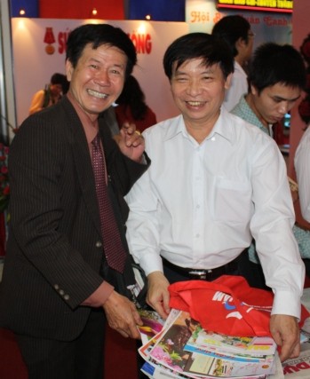 TS. Nguyễn Danh Bình, Tổng biên tập Báo Giáo dục & Thời đại tăng bạn đọc những ấn phẩm của Báo. TS. Nguyễn Danh Bình, Tổng biên tập Báo Giáo dục & Thời đại tăng bạn đọc những ấn phẩm của Báo.