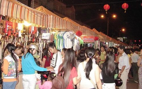 Nhộn nhịp các hoạt động mua sắm tại khu chợ đêm trên đường Võ Văn Tần - Nguyễn Thái Học - Ảnh: Thanh Xuân Nhộn nhịp các hoạt động mua sắm tại khu chợ đêm trên đường Võ Văn Tần - Nguyễn Thái Học - Ảnh: Thanh Xuân