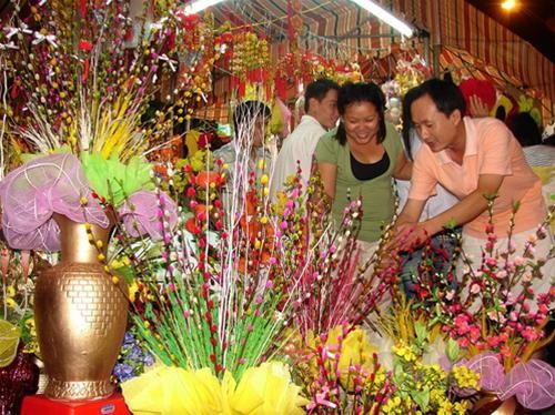 Người dân tham quan, mua sắm các gian hàng hoa kiểng ngày tết - Ảnh: Thanh Xuân Người dân tham quan, mua sắm các gian hàng hoa kiểng ngày tết - Ảnh: Thanh Xuân