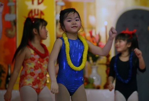 Linda Tran, 7 tuổi, nhảy cùng các bạn trong tiết mục văn nghệ mừng năm mới Linda Tran, 7 tuổi, nhảy cùng các bạn trong tiết mục văn nghệ mừng năm mới
