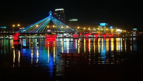'Thành phố ánh sáng' bên sông Hàn ảnh 2 Những sắc màu trang trí chiếu sáng mỹ thuật đô thị Đà Nẵng