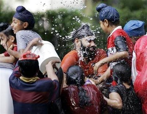 Người Thái cho rằng, ai càng bị té nhiều nước thì càng may mắn.