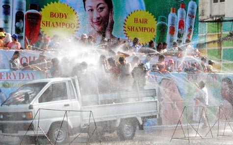 Lễ hội té nước Thing Yan của người Myanmar.