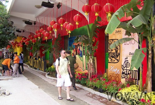 Bến ngòai các cửa hàng, Trung tâm thương mại được trang hoàng rực rỡ Bến ngòai các cửa hàng, Trung tâm thương mại được trang hoàng rực rỡ