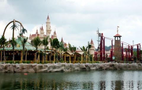 Toàn thể xứ sở thần tiên dành cho thiếu nhi nhìn từ xa. Khu phức hợp giải trí Resort World Sentosa dự kiến sẽ mở rộng cửa đón du khách vào tháng 5/2010. Đây là dự án du lịch được xếp vào mức tốn kém và hoành tráng với tổng số tiền đầu tư 4,4 tỷ USD.