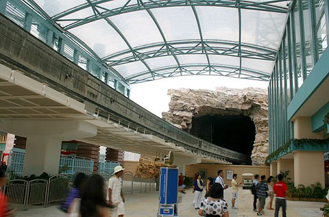 Qua cổng soát vé, khách tham quan có thể chọn phương tiện tàu lượn bên trên hay tản bộ qua 7 khu vực chính của phim trường.