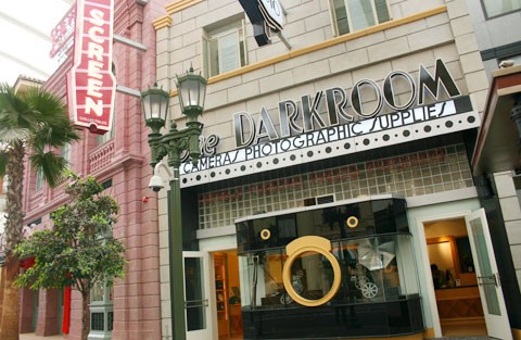 Tiếp theo đó là khu vực đường phố New York với nhiều hàng quán cà phê ven đường, cùng các phòng kỹ thuật: tráng phim, thiết kế âm thanh, salon trang điểm làm tóc...