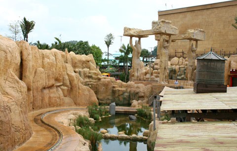 Phim trường "The lost world" cũng được tái hiện liền sau khu vực Ai Cập cổ xưa.