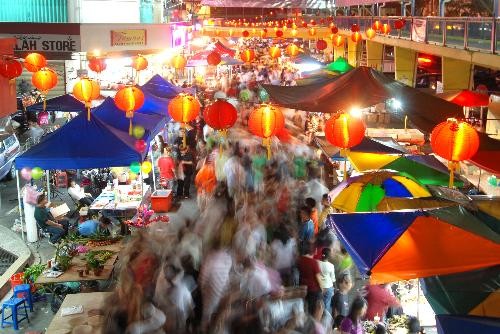 Overseas Chinese in Malaysia go shopping at temporary market in the Chinese Spring Festival holidays in Kota Kinabalu, Sabah State of east Malaysia, Feb. 12, 2010.  (Xinhua Photo)