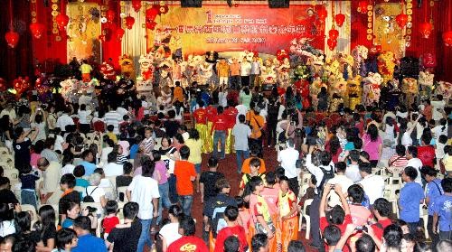 People perform lion dance during a carnival to celebrate the Chinese Spring Festival holidays in Kota Kinabalu, Sabah State of east Malaysia, Feb. 12, 2010