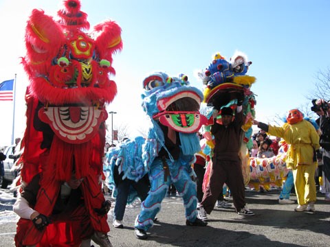 Đội múa lân sẵn sàng chuẩn bị cho màn trình diễn ở trước cửa thương xá.