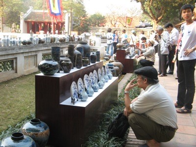 Thơ in trên gốm hút khách ảnh 4 Ảnh minh họa