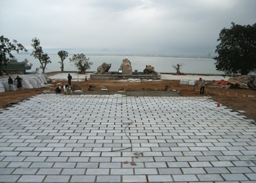 Sân trước tượng Phật đang hoàn thiện những bước cuối