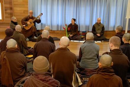 20. Quy thay co thuyet trinh ve cach huong dan khoa tu.jpg