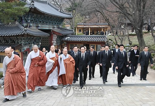 Tổng thống Lee Myung-bak ca ngợi vị cao Tăng lỗi lạc của Phật giáo Hàn Quốc ảnh 2 han 2.jpg