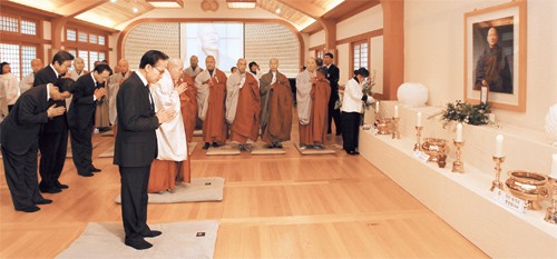 Tổng thống Lee Myung-bak ca ngợi vị cao Tăng lỗi lạc của Phật giáo Hàn Quốc ảnh 4 han4.jpg