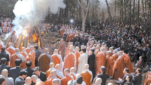 Tổng thống Lee Myung-bak ca ngợi vị cao Tăng lỗi lạc của Phật giáo Hàn Quốc ảnh 5 han5.jpg