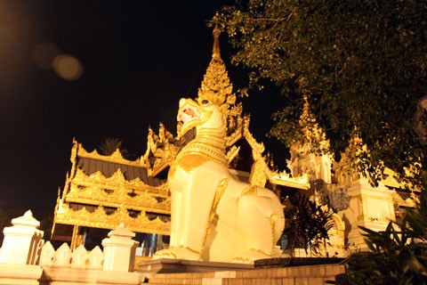 Một góc của Shwedagon khi đêm về. Ánh sáng vàng rực rỡ của ngôi chùa khiến cả thủ đô Yangon trở nên kỳ ảo.