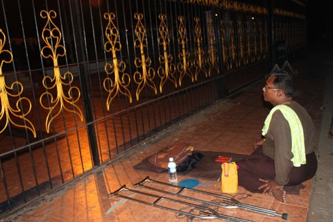 Đây cũng được coi là chốn linh thiêng của đất nước Myanmar. Những người dân cầu nguyện bên ngoài nhà chùa mong giũ được bệnh tật.