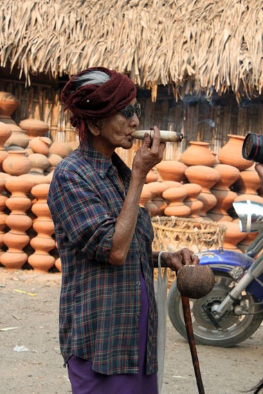 Về phát triển kinh tế, Myanmar thua Việt Nam chừng 20 năm. Cuộc sống của dân chúng còn khổ cực. Người phụ nữ này hàng ngày đứng hút tẩu ngoài chợ, tạo dáng cho du khách chụp ảnh để xin tiền.